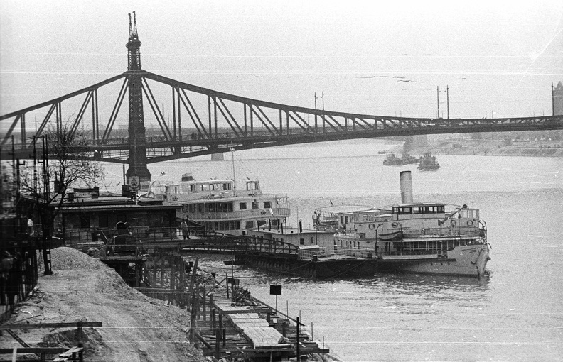 Belgrád rakpart, nemzetközi hajóállomás, háttérben a Szabadság híd.
