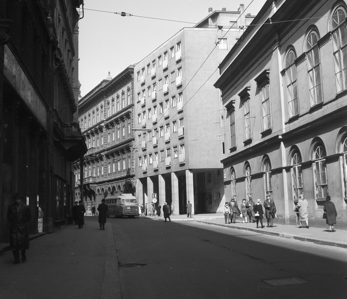 Károlyi (Károlyi Mihály) utca a Ferenczy István utca torkolatánál, a kép jobb szélén a Károlyi-palota.