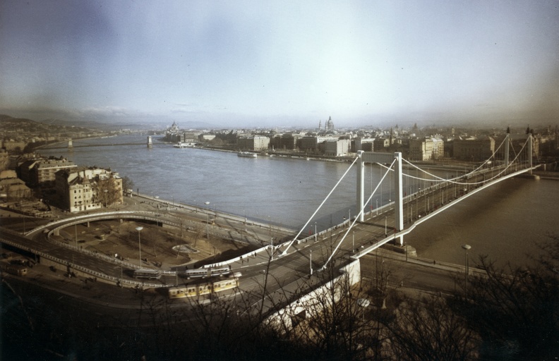 Erzsébet híd a Gellérthegyről nézve.