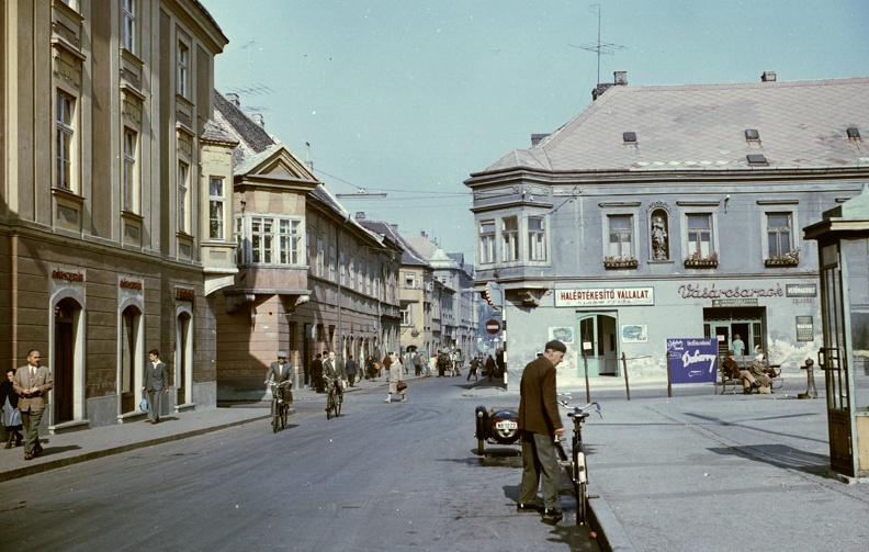 Széchenyi tér, szemben a Jedlik Ányos utca torkolatánál balra az Eszterházy-ház, jobbra a Király-ház.