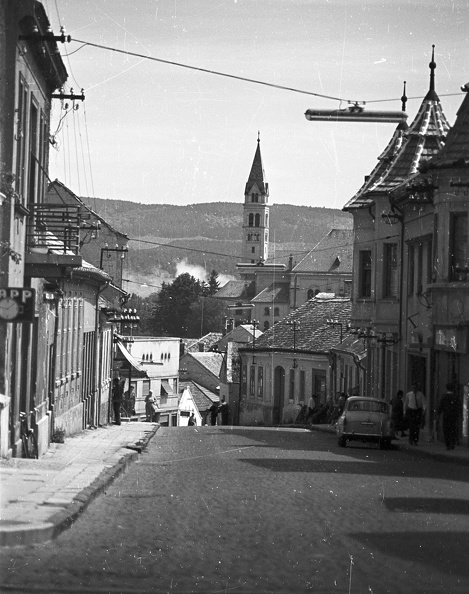 Szalasztó utca, háttérben a Karmelita-templom és a Keszthelyi-hegység.