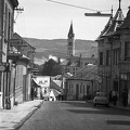 Szalasztó utca, háttérben a Karmelita-templom és a Keszthelyi-hegység.