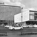 Kelet-Berlin, hátul a Berolina Hotel épülete (elbontották), elöl a International mozi.