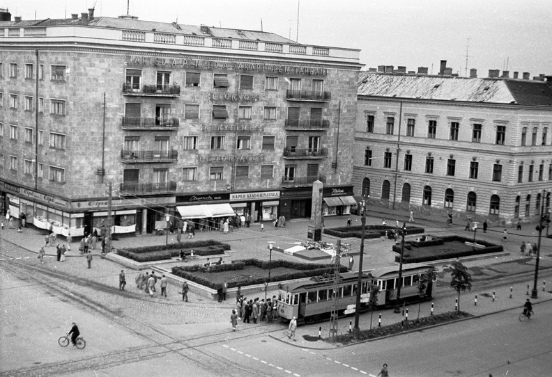 Piac utca - Zamenhof utca sarok környéke (Nagytemplomtól délre). Jobbra a MÁV Igazgatóság épülete.