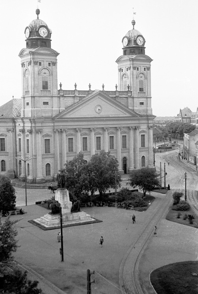 Kossuth szoborcsoport és a református Nagytemplom, valószínűleg az Arany Bika szálló ablakából készült a fotó.