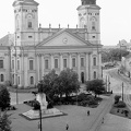 Kossuth szoborcsoport és a református Nagytemplom, valószínűleg az Arany Bika szálló ablakából készült a fotó.
