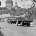 MHSz tanuló vezetők tehergépkocsi oszlopa, háttérben a Bazilika.