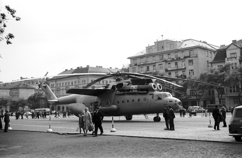 Dózsa György út a Damjanich utcánál. Mi-6 típusú szovjet helikopter.