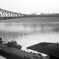 Belgrád rakpart, a vízi rendőrség csónak kikötője. Háttérben a Szabadság híd és a Műegyetem.