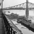 Belgrád rakpart, a rendőrség csónak kikötője. Háttérben a Szabadság híd és a Petőfi híd.
