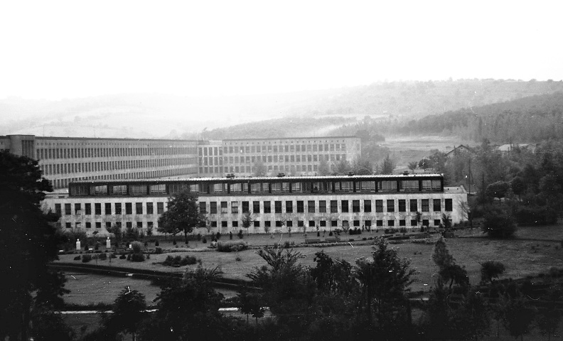 Egyetemváros, Nehézipari Műszaki Egyetem (ma Miskolci Egyetem), főépület a kollégiumok felől nézve.