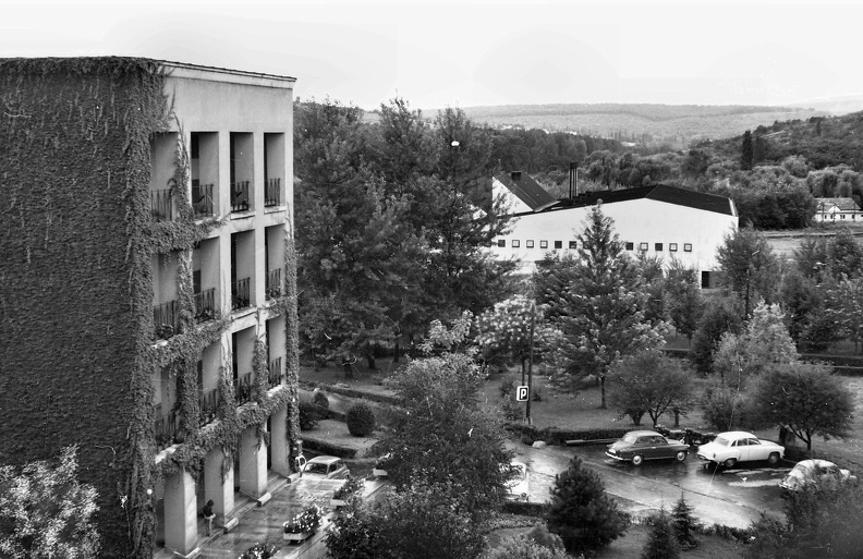 Egyetemváros, Nehézipari Műszaki Egyetem (ma Miskolci Egyetem), az E/3-as kollégium bejárati homlokzata az "Eper utcában", szemben a menza épülete.