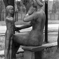 Fehérvári út 159., a Kelenföldi Műszaki Középiskola parkjában álló szobor, a Tanítás (Huszár Imre, 1966.).