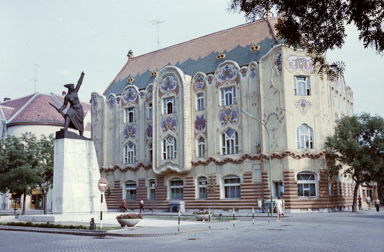 Rákóczi út - Szabadság tér sarok, Cifra-palota, előtérben a Tanácsköztársasági emlékmű.
