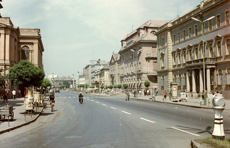Kossuth Lajos út eleje, balra a Megyeháza, jobbra a Szolnoki Városi Bíróság épülete.