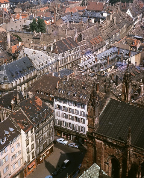 látkép a katedrális tornyából, előtérben a Place de Cathedral, középen a Rue des Juifs.