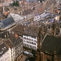 látkép a katedrális tornyából, előtérben a Place de Cathedral, középen a Rue des Juifs.