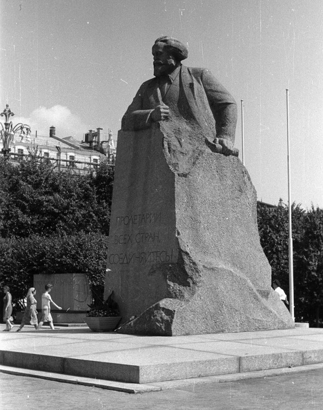 Színház tér, Marx Károly szobra.