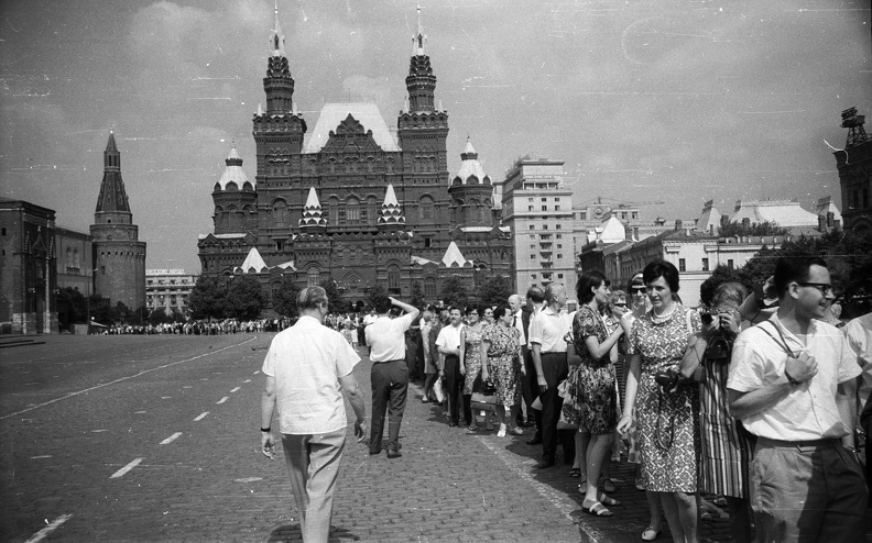 Vörös tér, balra a Kreml, szemben az Állami Történelmi Múzeum. Sor a Lenin mauzóleumhoz.