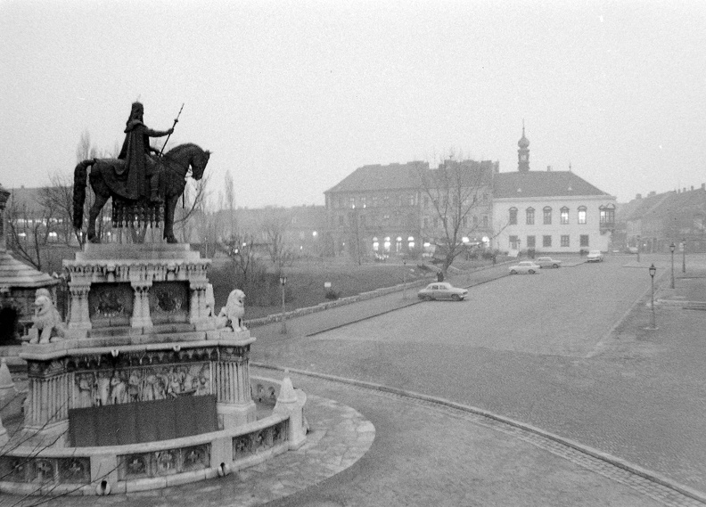 Szentháromság tér. Szent István szobra (Stróbl Alajos, 1906.) a Mátyás-templom és a Halászbástya között.