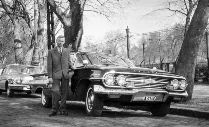 Állatkerti körút. 1960-as Chevrolet Impala az Állatkert előtt (miniszteri rendszámmal), háttérben a MFAV vonala és a Széchenyi fürdő kupolája.