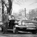 Állatkerti körút. 1960-as Chevrolet Impala az Állatkert előtt (miniszteri rendszámmal), háttérben a MFAV vonala és a Széchenyi fürdő kupolája.