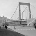 Erzsébet híd pesti hídfője.