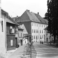Rajnis utca, középen balra a Táblaház (Schätzel Frigyes) utca, jobbra a vár bejárata.