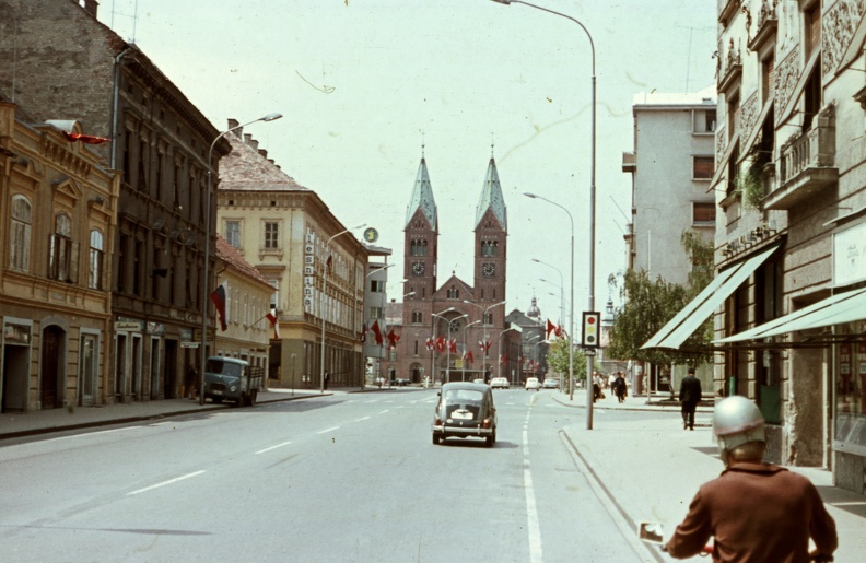 Partizanska cesta, szemben a Ferences templom.