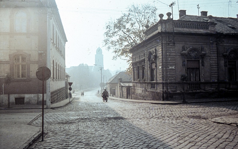 ulica Jána Amosa Komenského az ulica Doktora Herza kereszteződésétől az evangélikus templom felé nézve.