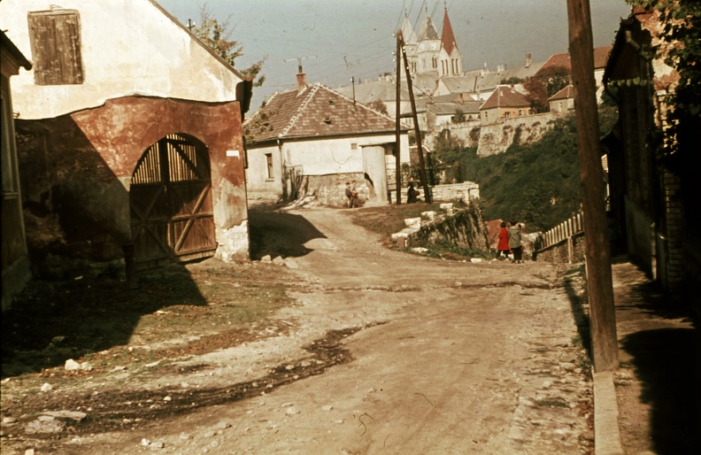 Festő utca a vár felé nézve, balra a Szarvas utca torkolata.