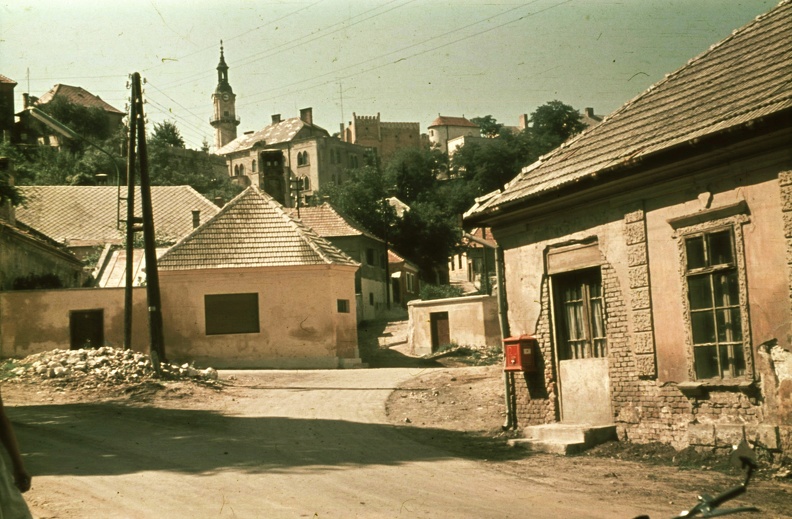 Fenyves utca - Buhim (Vörös Csillag) utca - Deák Ferenc utca találkozása szemben az Ányos Pál utca torkolata, fenn a Tűztorony.