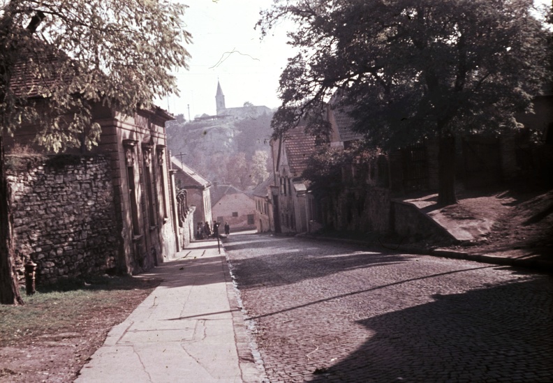 Szent István (Vörös Október) utca, távolban a református templom.