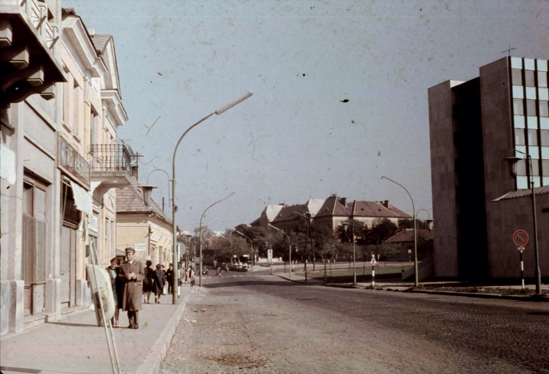 Kossuth Lajos utca a Budapesti út felé nézve. A baloldali házsor helyén ma a "Lordok Háza" áll.