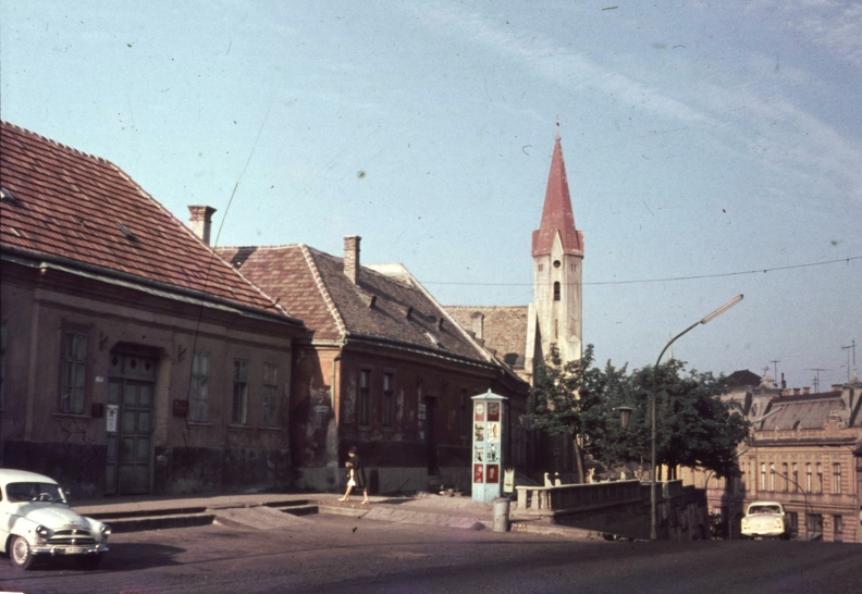 Kossuth Lajos utca (mára lebontott) házsora, háttérben az evangélikus templom.