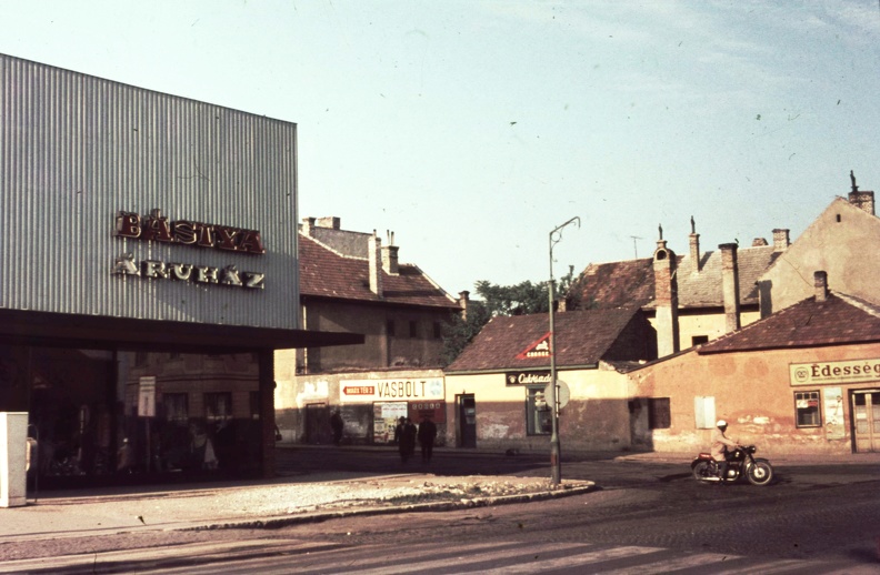 Kossuth Lajos utca - Rákóczi tér (mára lebontott) épületei.