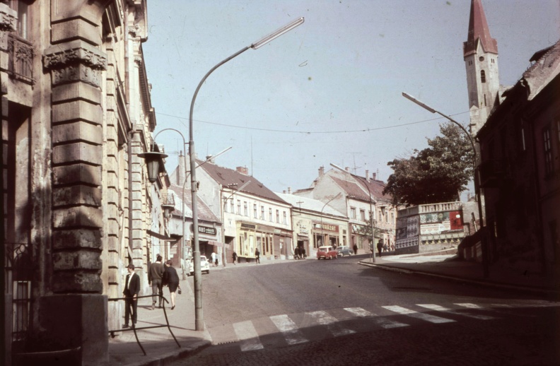 Kossuth Lajos utca a Brusznyai Árpád utca (Bajcsy-Zsilinszky út) felől nézve. Jobbra az evangélikus templom tornya.