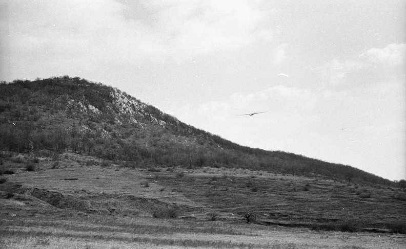 egy Rubik R-22 Június 18 típusú vitorlázó repülőgép az Újlaki-hegy előtt.