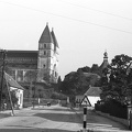 Apátsági templom, jobbra a Szent Jakab-kápolna.