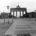 Kelet-Berlin, a Brandenburgi kapu az Unter den Linden felől nézve.