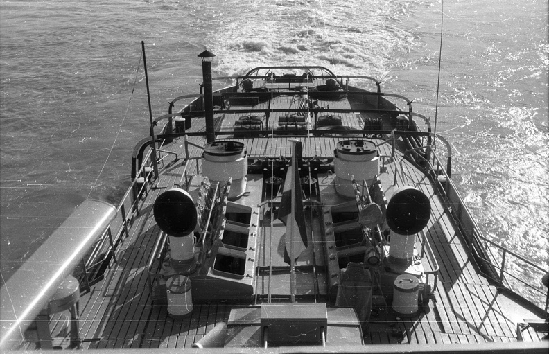 A Miskolc tolóhajó felső- és tatfedélzete a kormányállás felől nézve.