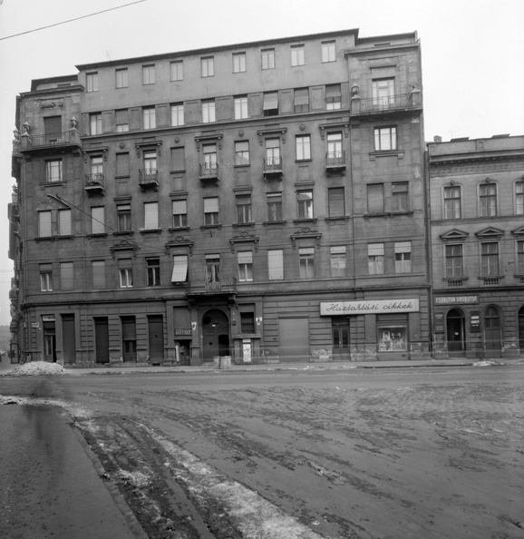Népszínház utca 24. az Auróra utcából nézve, balra a Kiss József utca torkolata.