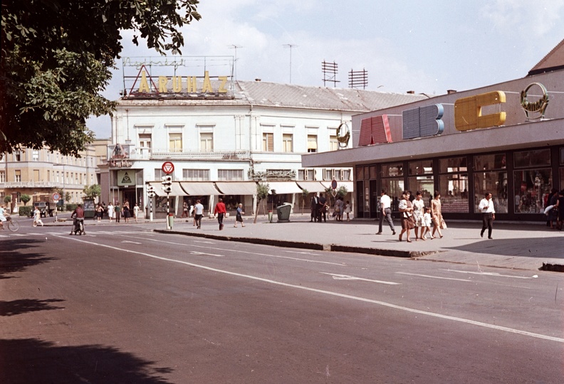 Kossuth tér, baloldalt a Megyei Bíróság a Bocskai utcában, az áruház előtt a Luther (Felszabadulás) utca van.