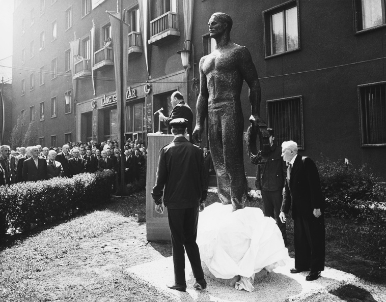 Váci út 152. A Láng Gépgyár irodaháza előtt Kalló Viktor: Álló munkás kerrékkel című szobrát avatják 1968-ban.