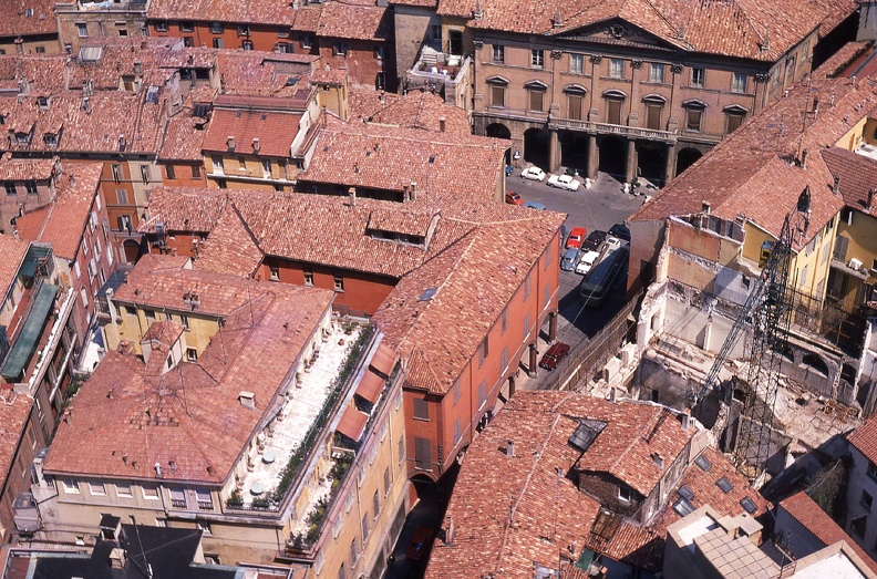 kilátás az Asinelli-toronyból a Via Zamboni felé, szemben a Palazzo Malvasia.