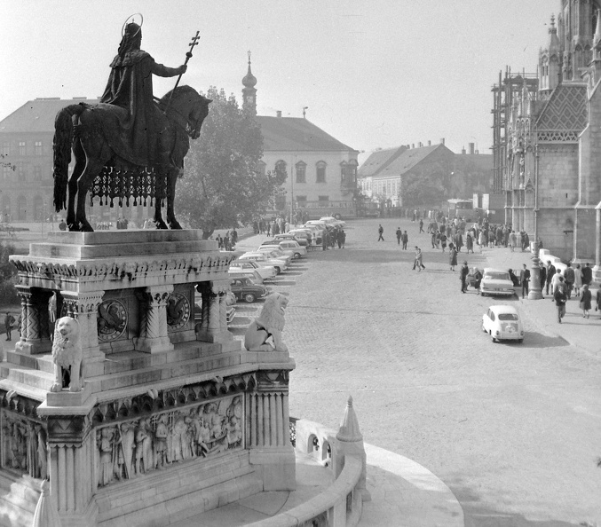 Szent István szobra (Stróbl Alajos, 1906.) a Mátyás-templom és a Halászbástya között, szemben a Tárnok utca - Szentháromság utca sarok.