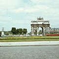 Place du Carrousel (jelenleg a Louvre udvara), szemben a Carrousel-diadalív.