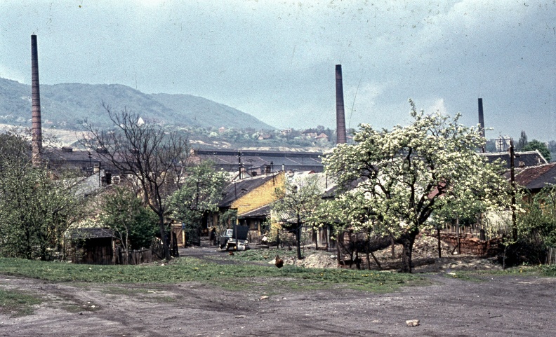az Újlaki téglagyár munkáslakásai a Körte utca és Ágoston utca között, háttérben a téglagyár.