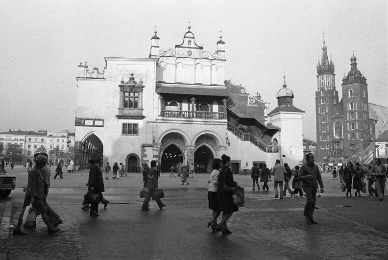 Rynek Glówny, a város főtere, szemben a Posztócsarnok, jobbra a Mária-templom