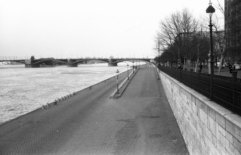 lehajtó a pesti alsó rakpartra a Markó utcánál, háttérben a Margit híd.